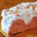 ciaramicola, torta pasquale con glassa bianca e confettini colorati